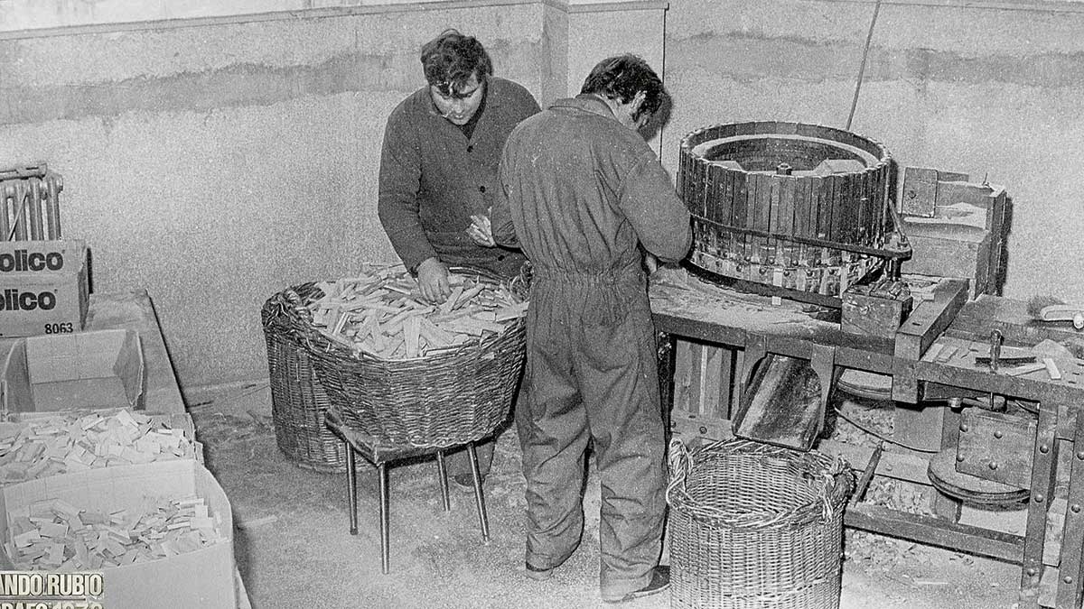 Trabajando en uno de los talleres ocupacionales de Santa Isabel en el año 1978, cuando Fernando Rubio realizó uno de sus reportajes. | Fernando Rubio