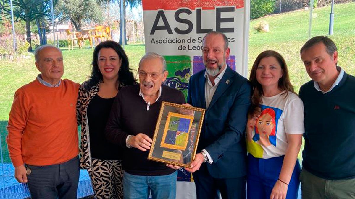 Entrega del premio a Prada por parte del colectivo de Sumilleres de León.