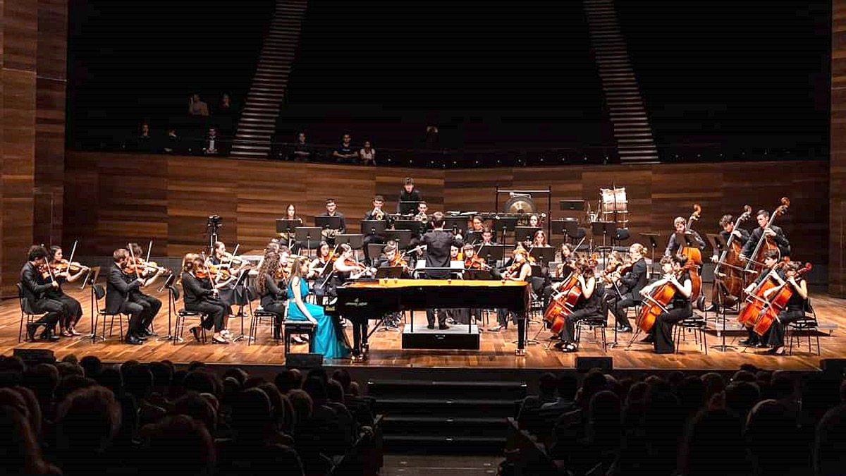 Jimena Pérez al piano acompañada de la Joven Orquesta Leonesa (JOL) en el Auditorio Ciudad de León. | MARÍA DÍEZ