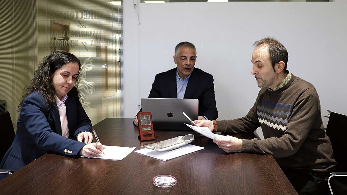 Oficina del Voluntariado: Beatriz Abella, Isidoro Martínez y Paulino Pardo. | L.N.C.