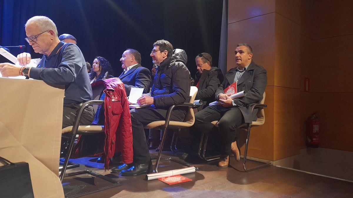 Pleno en el Consejo Comarcal, en el que tomó posesión Samuel Martínez (en la imagen con carpeta roja). | MAR IGLESIAS