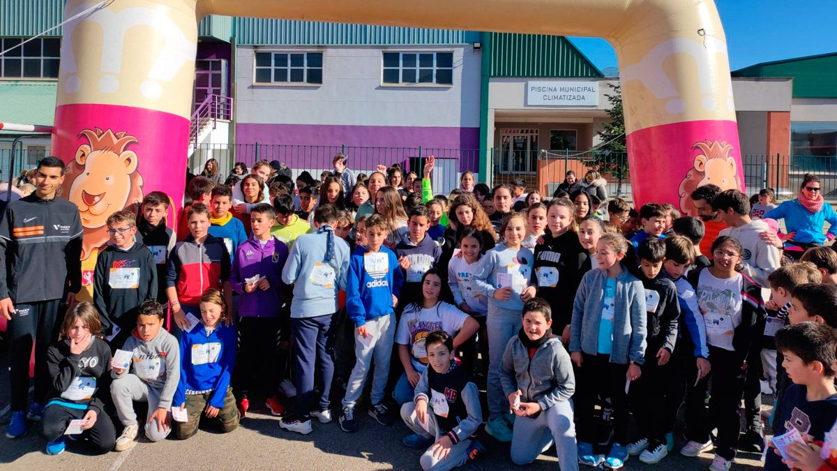 los niños y niñas preparados antes de la salida de la carrera. | L.N.C.