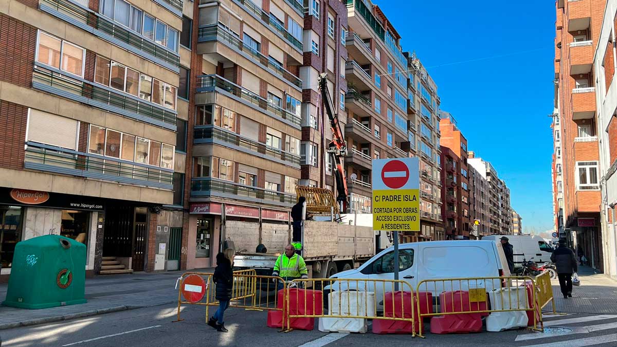 Corte de tráfico en la confluencia de Padre Isla con Cruz Roja. | SAÚL ARÉN