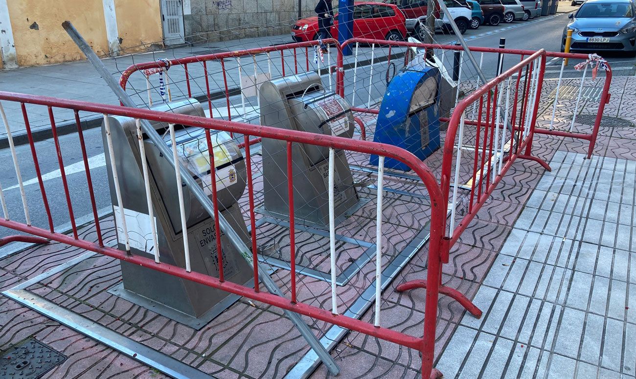 Vallas alrededor de contenedores en la avenida de Valdés de Ponferrada.