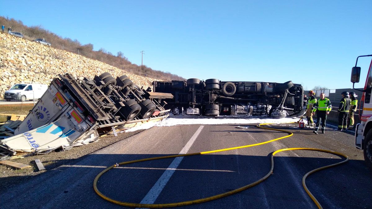 El vehículo quedó postrado sobre el asfalto. | BOMBEROS PONFERRADA