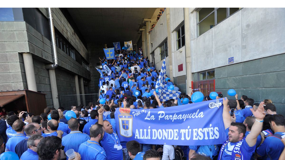 Aficionados del Oviedo, durante la visita al Reino de León la temporada pasada. | DANI MARTÍN