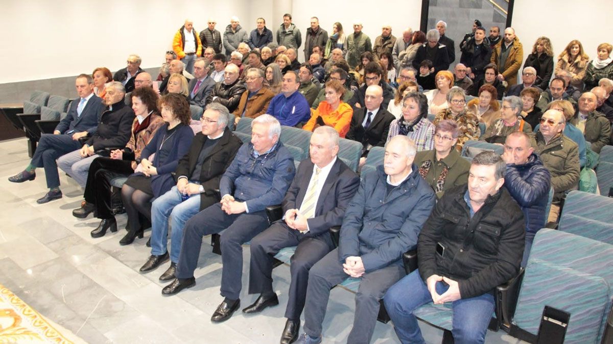 Empleados en el salón de plenos, donde se ofició la entrega de insignias a los jubilados.