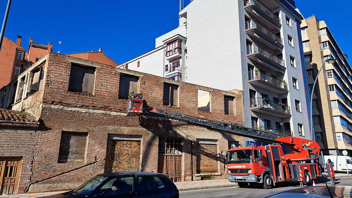 Los bomberos tuvieron que intervenir ante el peligro para los vecinos. | L.N.C.