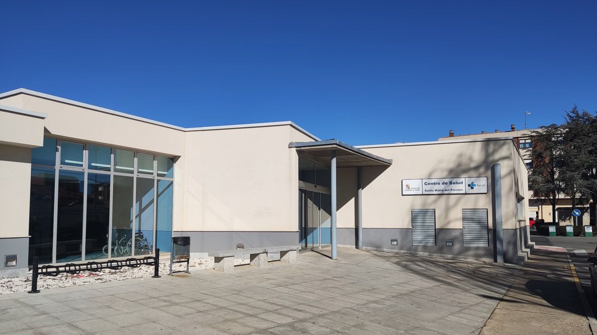 Vista de la entrada del centro de Salud de Santa María. | A. RODRÍGUEZ