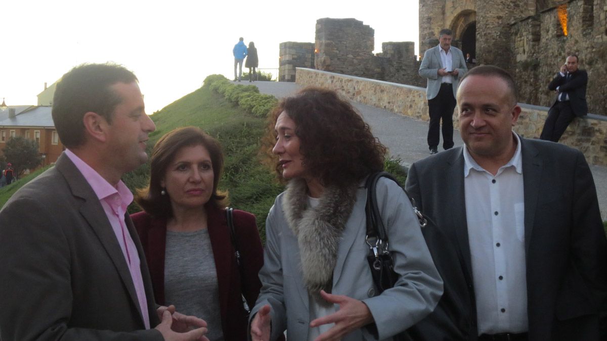 Amancio Moyano, junto a Misericordia Bello, Gloria Merayo y Gerardo Álvarez Courel, ayer a la entrada del Castillo. | L. N. C.