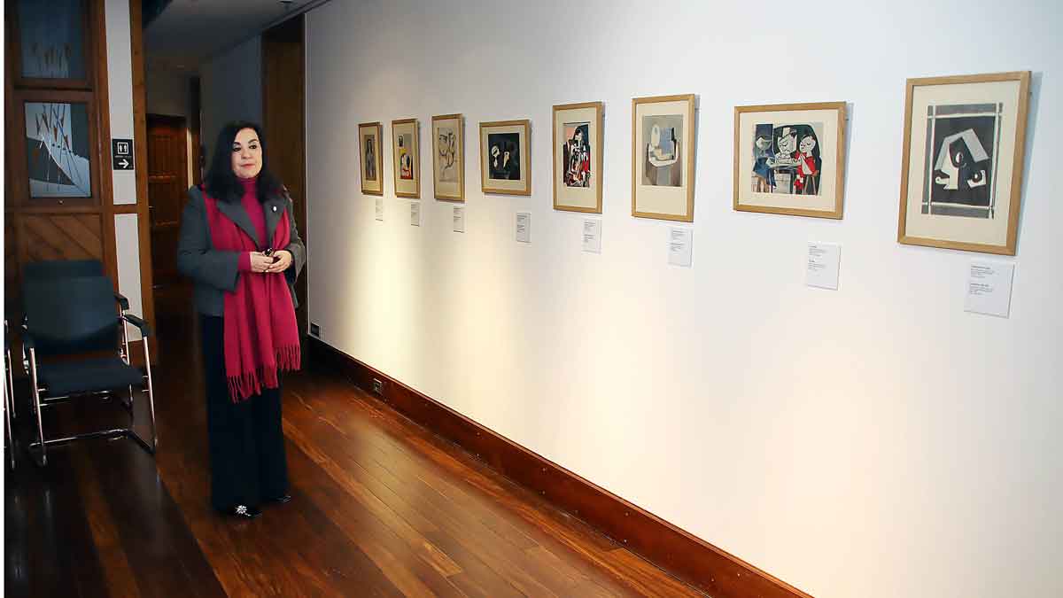 La comisaria de la exposición Picasso Arte e intimidad’ junto a una de las series expuestas en el Museo Casa Botines. | Peio García / ICAL La comisaria de la exposición Picasso Arte e intimidad’ junto a una de las series expuestas en el Museo Casa Botines. | Peio García / ICAL