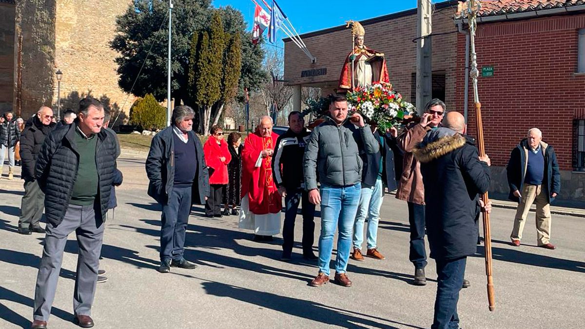 Procesión de la talla de San Blas por las calles de San Millán de los Caballeros durante este pasado viernes. | L.N.C.
