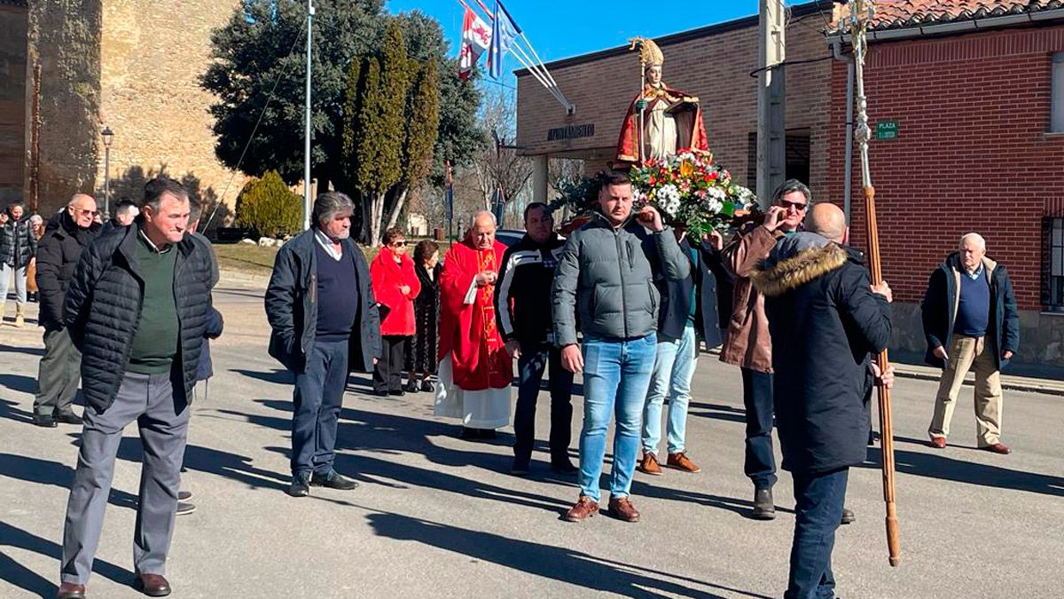 Procesión de la talla de San Blas por las calles de San Millán de los Caballeros durante este pasado viernes. | L.N.C. Procesión de la talla de San Blas por las calles de San Millán de los Caballeros durante este pasado viernes. | L.N.C.