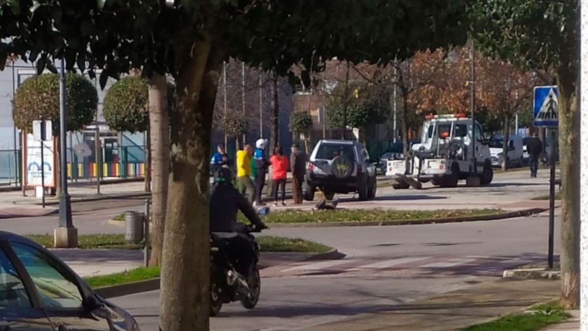 Estado en el que quedó el coche y el mobiliario dañado. | MARCOS ROO