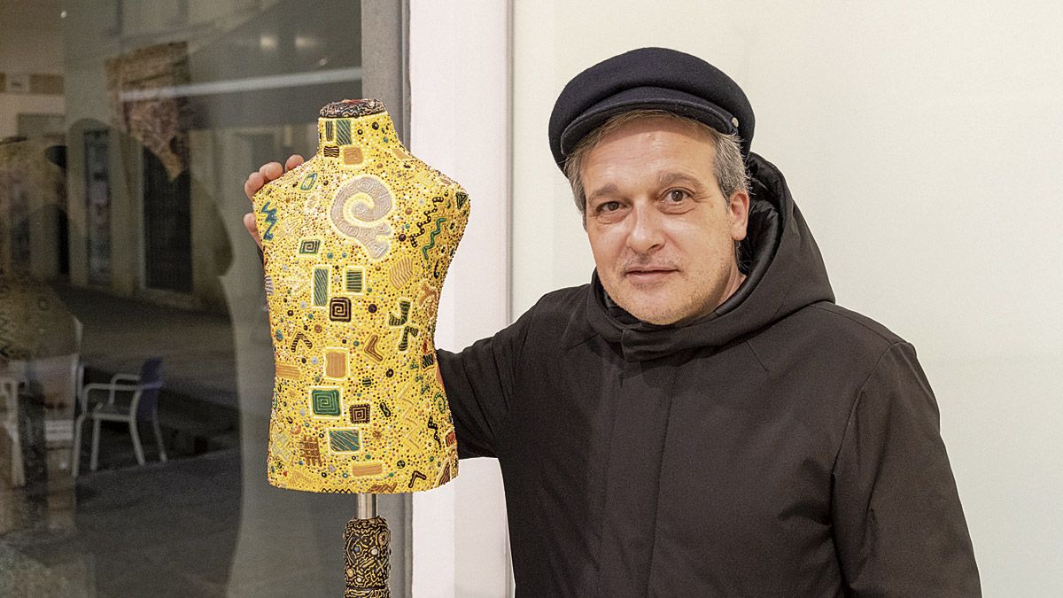 Carlos Luxor posa junto a una de las piezas que se exponen en la galería de la plaza de San Marcelo. | VICENTE GARCÍA