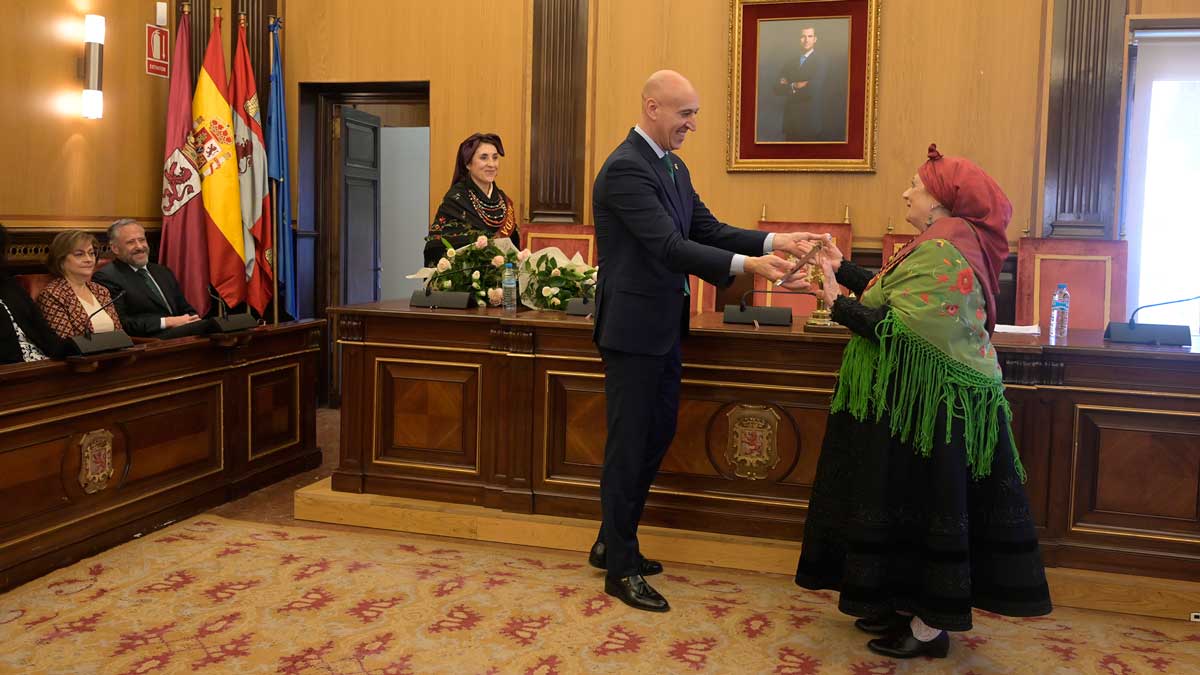 José Antonio Diez entrega el bastón de mando de León a la Águeda Mayor, Yolanda Tascón. | JESÚS F. SALVADORES