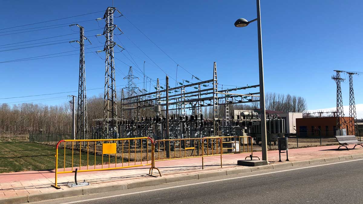 El nuevo radar también se encuentra en la carretera Madrid-Coruña. | ABAJO