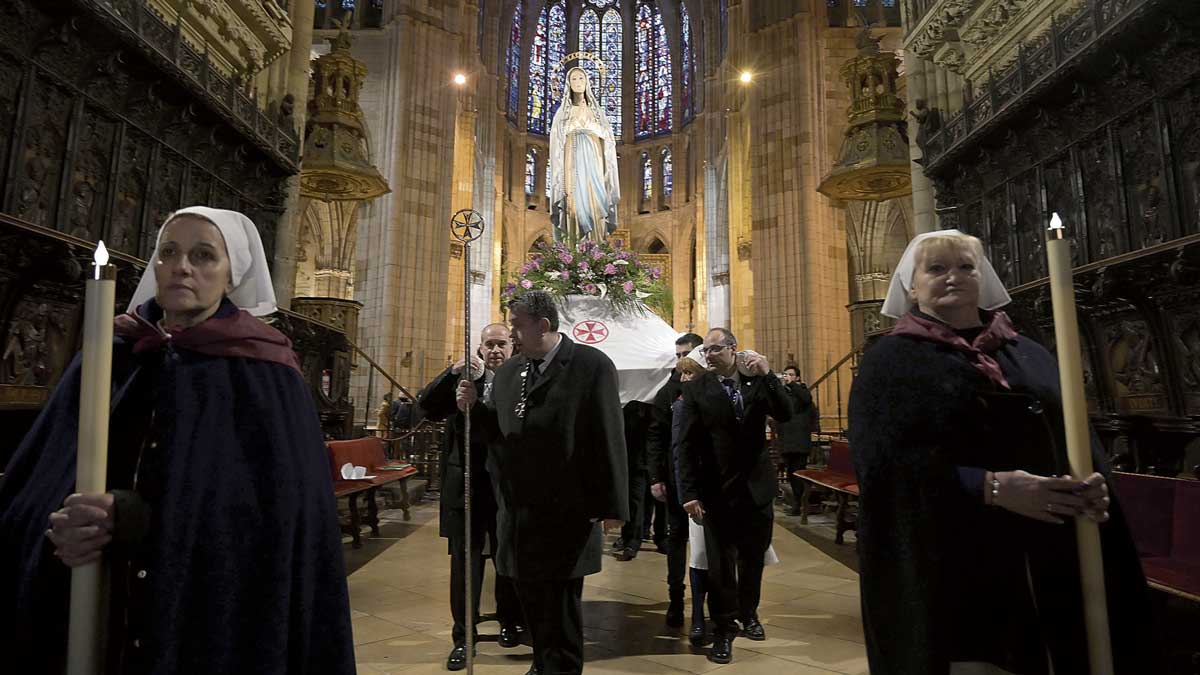 La procesión de las antorchas salió de la Catedral con la imagen de la Virgen portada por voluntarios. | JESÚS F. SALVADORES La procesión de las antorchas salió de la Catedral con la imagen de la Virgen portada por voluntarios. | JESÚS F. SALVADORES