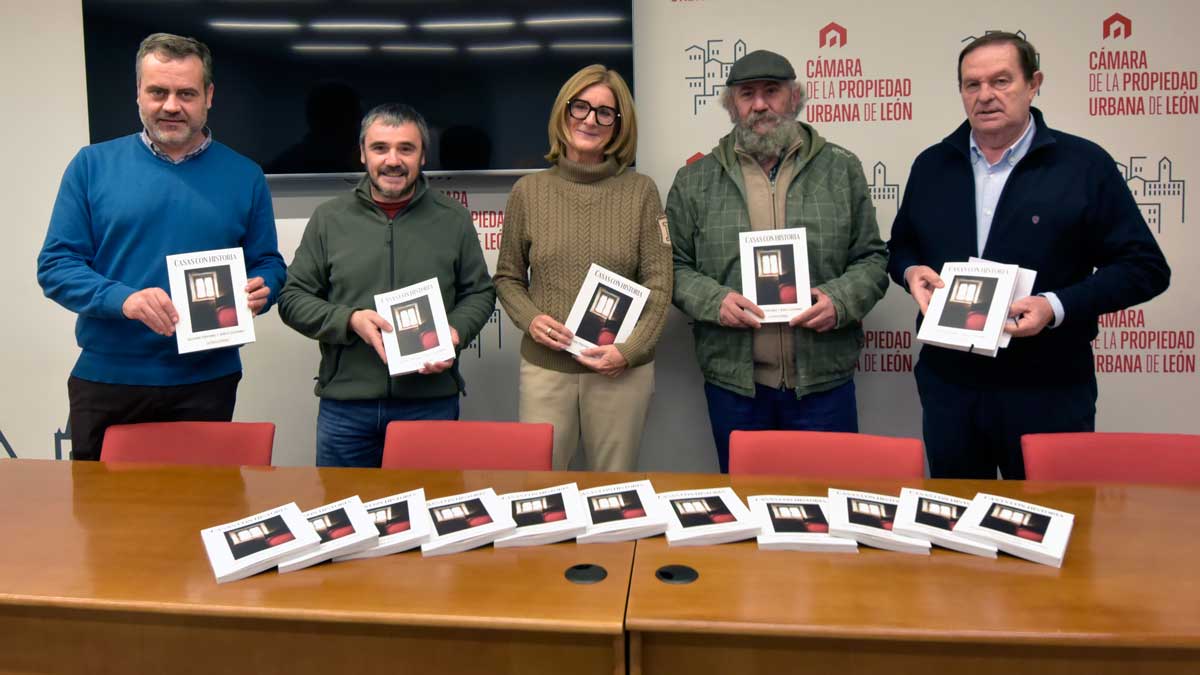 El libro se presentó en la Cámara de la Propiedad Urbana de León este viernes. | SAÚL ARÉN