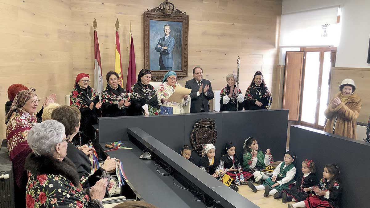 El acto institucional tuvo lugar en el salón de plenos del Consistorio. | ABAJO El acto institucional tuvo lugar en el salón de plenos del Consistorio. | ABAJO