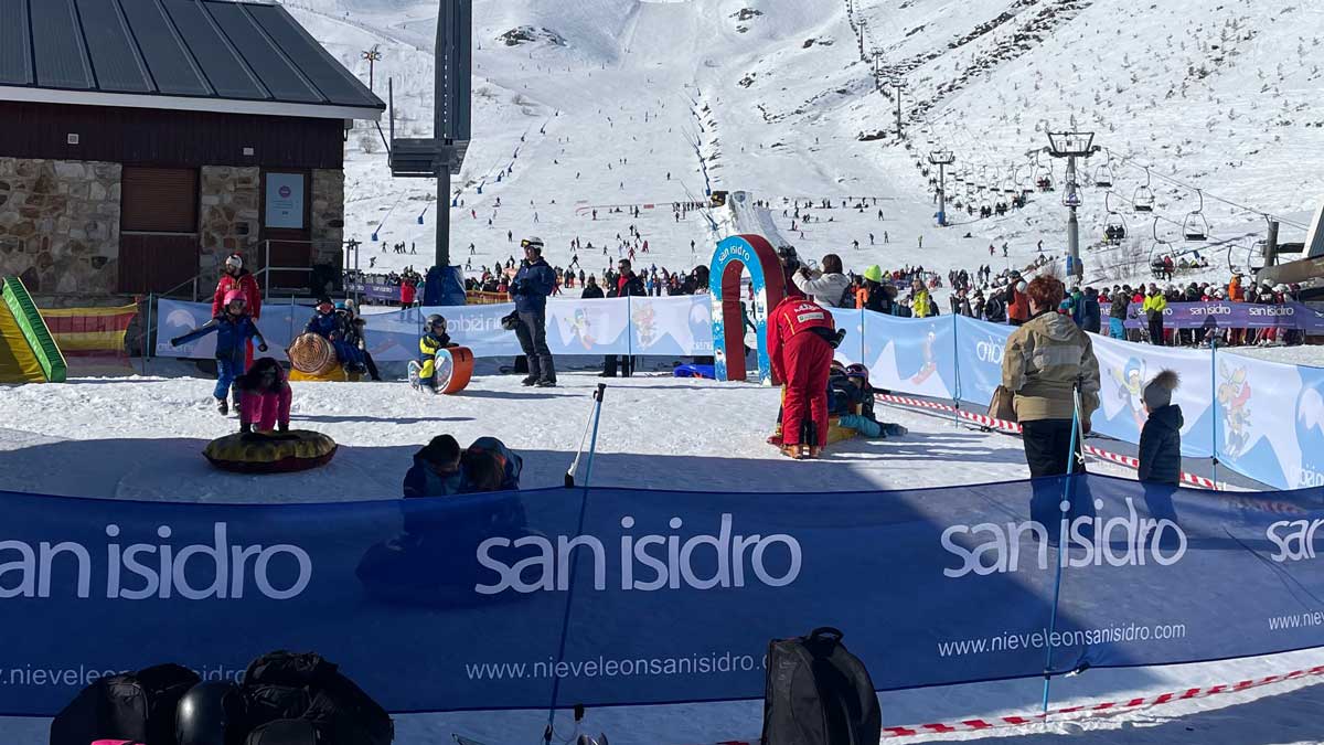 Un grupo de usuarios disfrutando del parque infantil de San Isidro. | L.N.C.