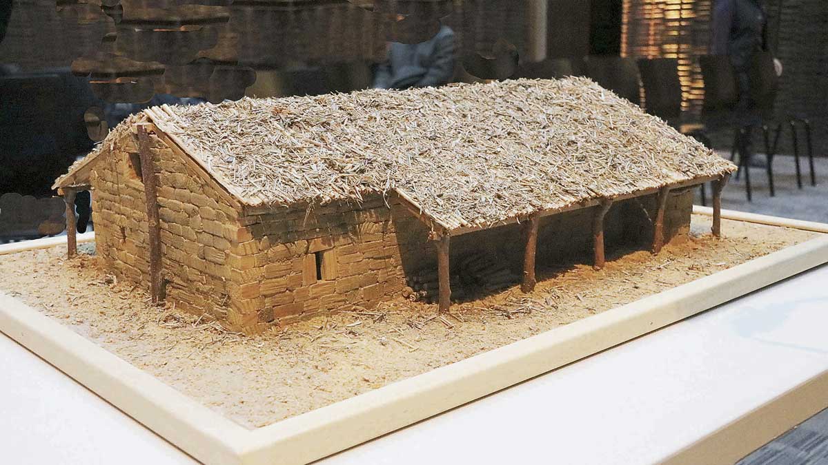 Una de las dos maquetas de la Casa de horca de la montaña leonesa entregadas por el investigador Juan Carlos Ponga al Museo de los Pueblos Leoneses. | L.N.C.