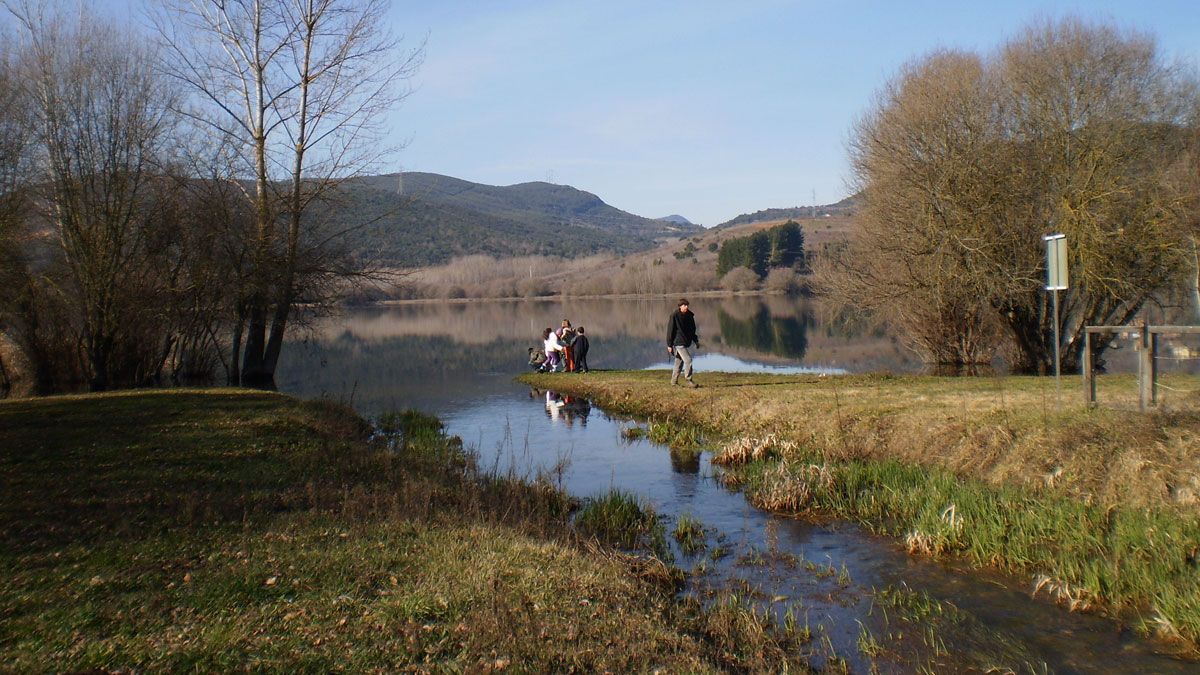 La ruta será guiada por el Lago de Carucedo para conocer sus peculiaridades.