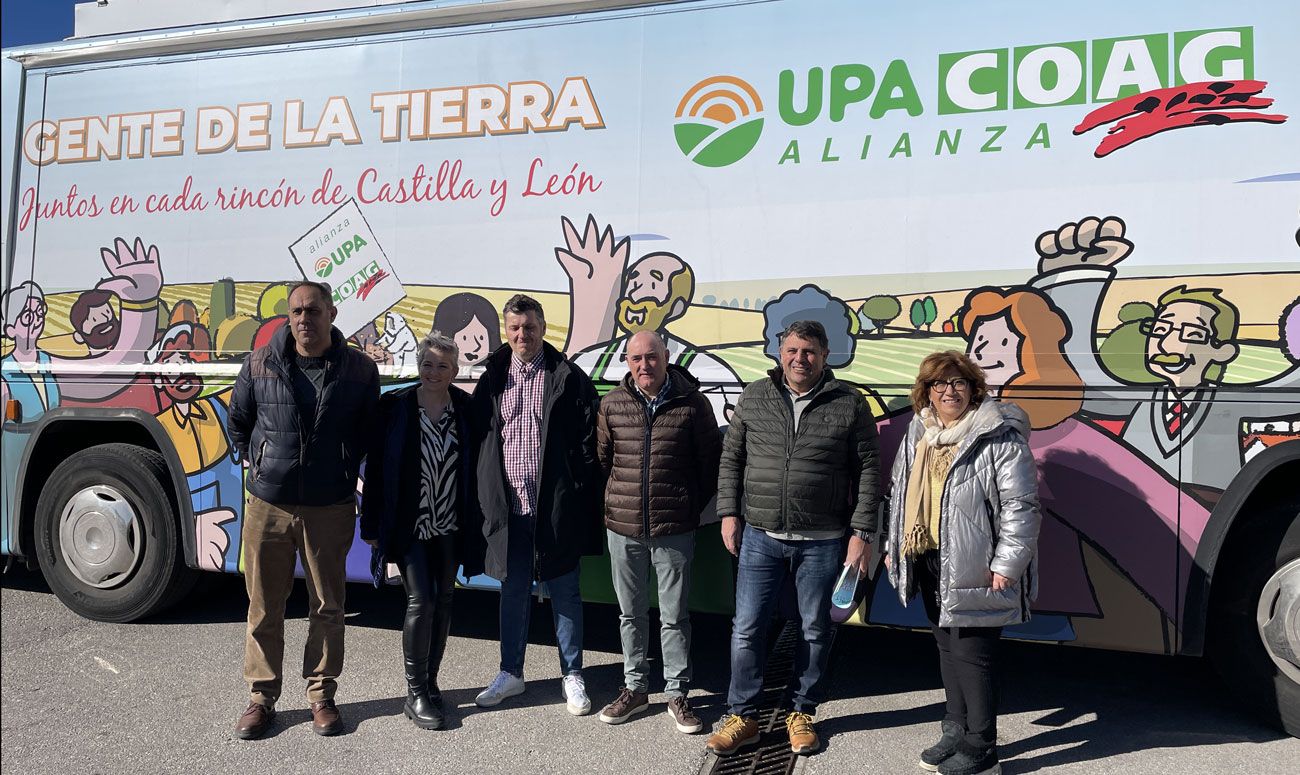 Alianza UPA-COAG con el autobús electoral de fondo. | Javier Fernández