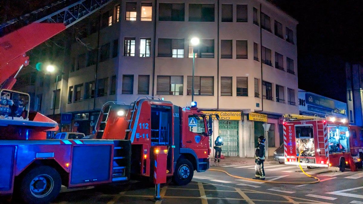 Los Bomberos de León en la actuación en el incendio de la vivienda de José Aguado. | Luis Canal.