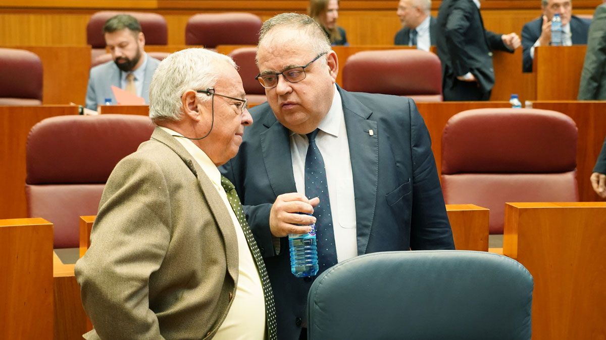 Los consejeros de Sanidad y de Cultura, durante el pleno de las Cortes. | Ical Los consejeros de Sanidad y de Cultura, durante el pleno de las Cortes. | Ical