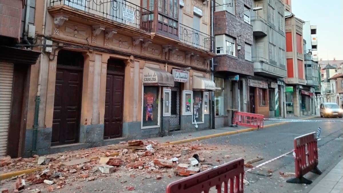 La caída de cascotes obligó a cerrar al tráfico parte de la avenida. | DEL RIEGO