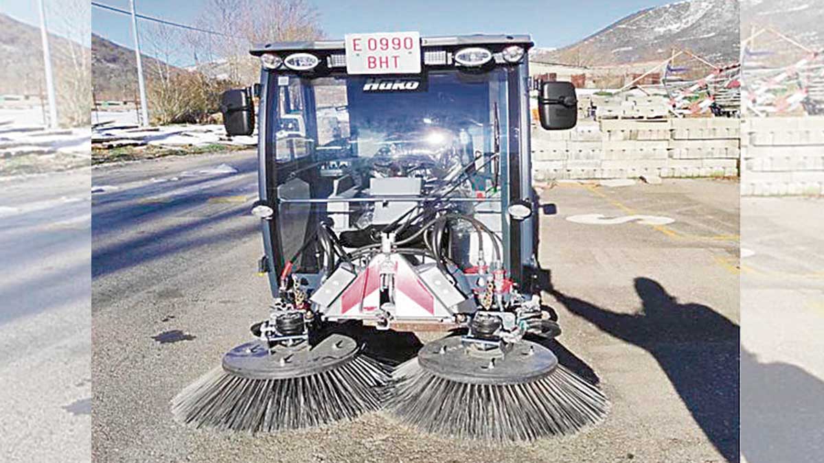 La barredora articulada adquirida por el Ayuntamiento. | G. MUNICIPAL VILLABLINO