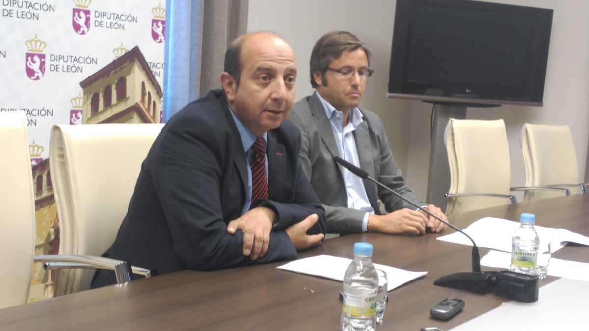 Francisco Castañón, durante la rueda de prensa de este viernes, con el diputado Emilio Orejas. | L.N.C.
