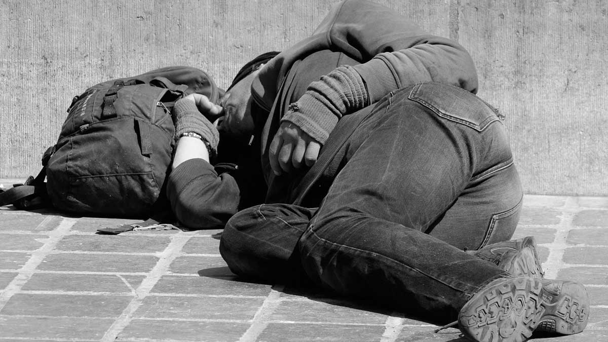 Imagen de recurso de una persona sin hogar sufriendo las inclemencias del tiempo | PIXABAY