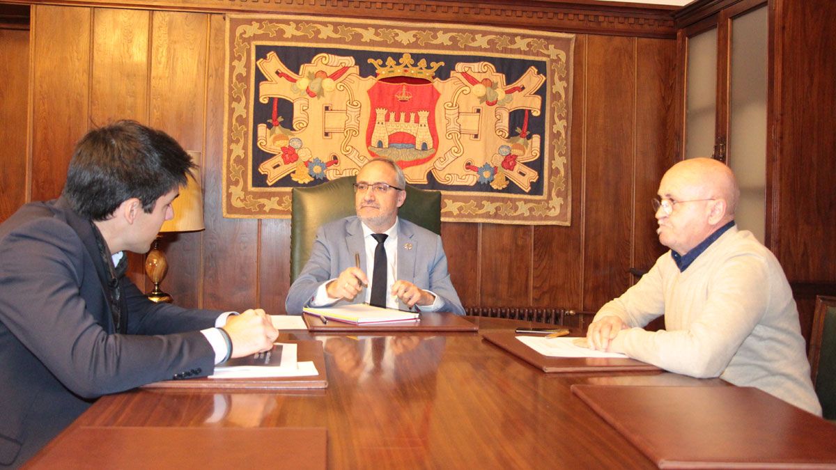 Reunión en el Ayuntamiento de Ponferrada con la consultora.