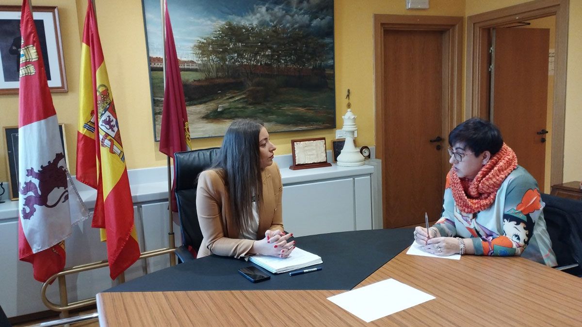 Imagen de la reunión entre la delegada de la Junta, Ester Muñoz, y la alcaldesa de San Andrés, Camino Cabañas.