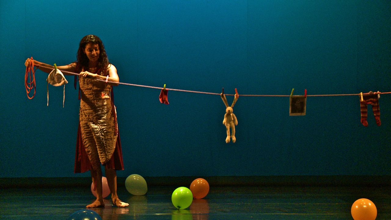 Imagen de una de las escenas de ’Volver a jugar’, con Marisol Rozo como autora y protagonista.