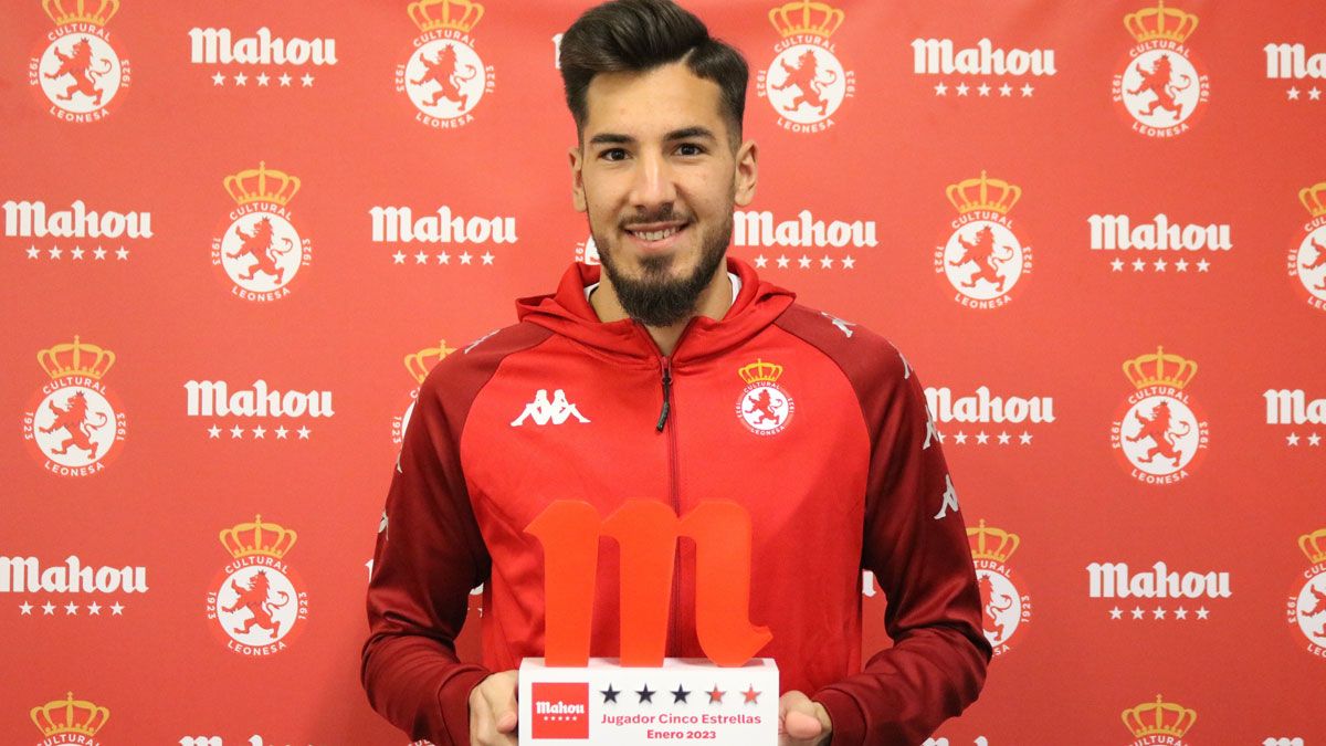 Salvi Carrasco, con su premio a mejor jugador del mes de enero. | CYDL