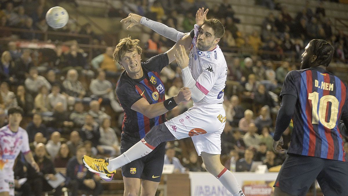 Castro realiza un lanzamiento en el partido frente al Barcelona. | JESÚS F. SALVADORES