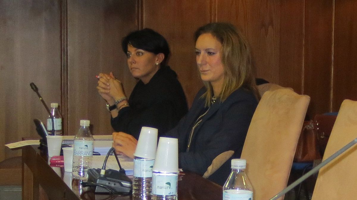 Las ediles Rosa Luna y Ruth Santín, este viernes durante el Pleno del Ayuntamiento de Ponferrada. | L. N. C.