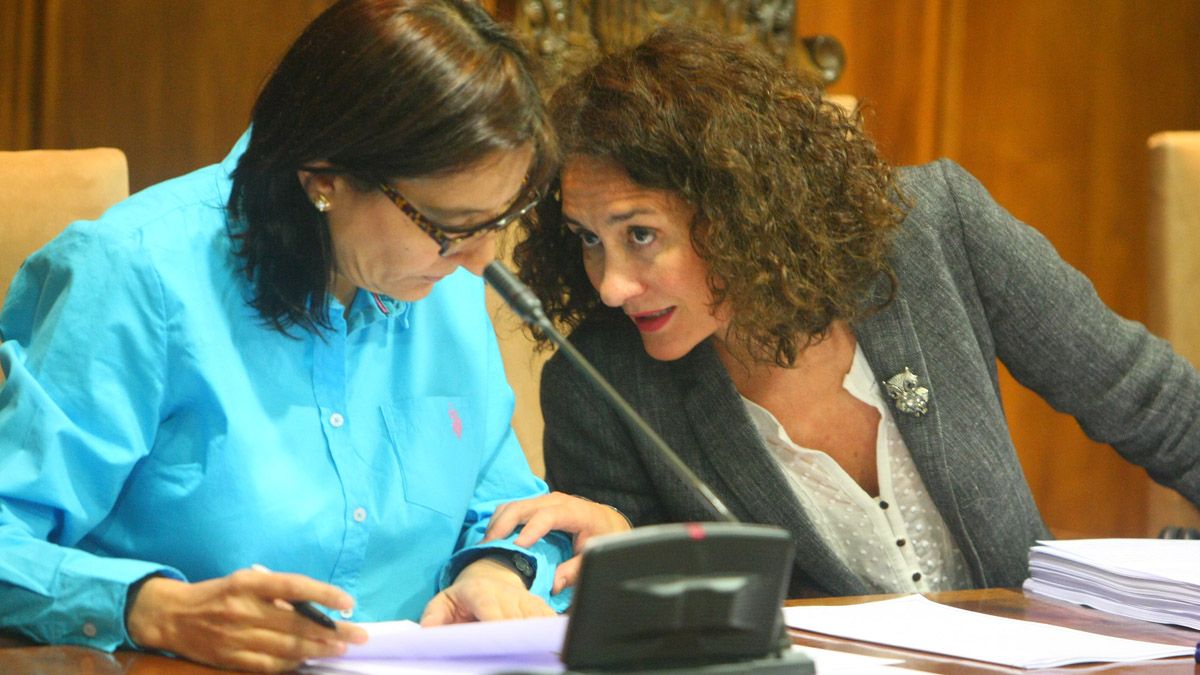 La alcaldesa de Ponferrada, Gloria Merayo, habla durante el Pleno con la portavoz, Amparo Vidal. | C. Sánchez (Ical)