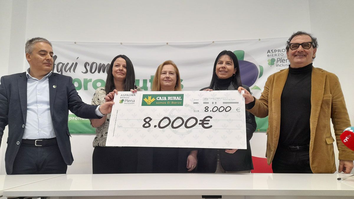 Entrega de la ayuda de Caja Rural a Asprona. | MAR IGLESIAS