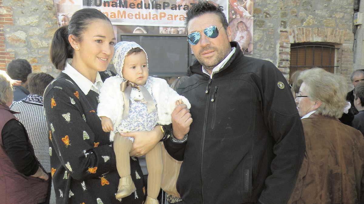 La pequeña Valeria junto a su familia ayer en Matallana. | E.NIÑO La pequeña Valeria junto a su familia ayer en Matallana. | E.NIÑO