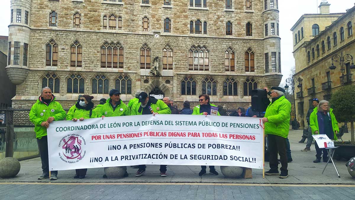 La Coordinadora de León por la Defensa del Sistema Público de Pensiones durante la concentración de este lunes | L.N.C