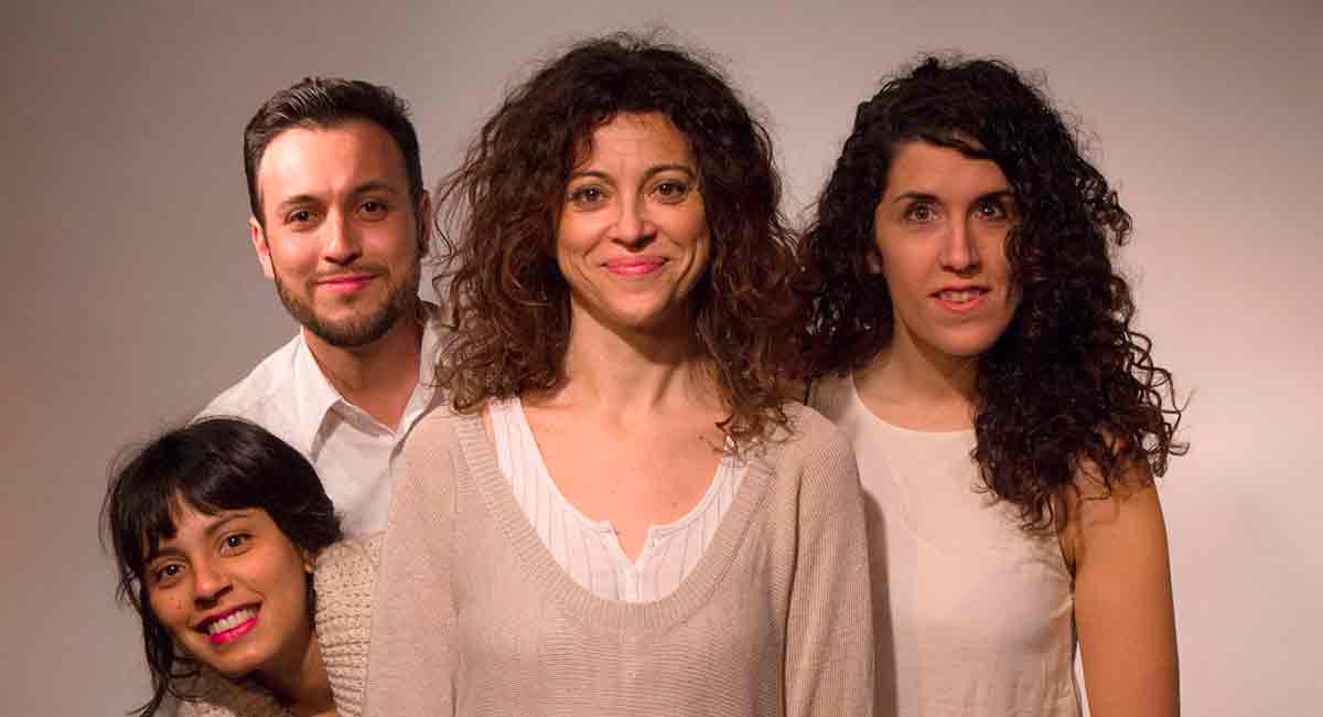 Autor, directora y protagonistas de la obra ‘De polvo y agua’ que este sábado se representa en el Teatro El Albéitar.
