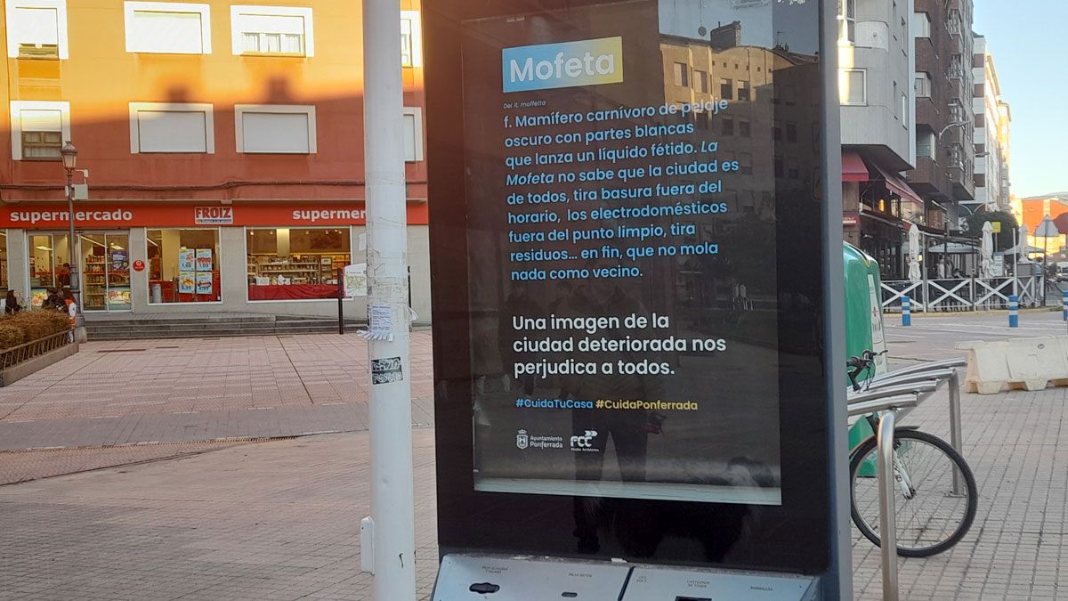 Inicio de la campaña con textos en los espacios publicitarios de Ponferrada. | MAR IGLESIAS