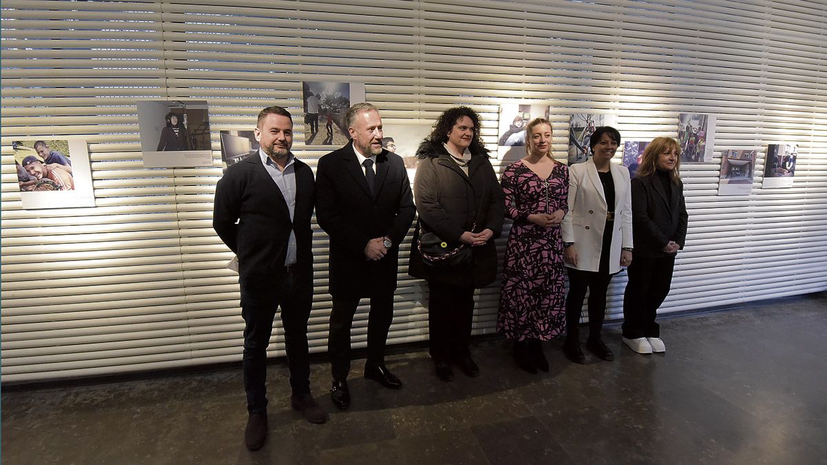 José Ángel Crego, Carlos Pollán,Vera López y Ester Muñoz junto a otras representantes de instituciones en la inauguración de la exposición. | SAÚL ARÉN