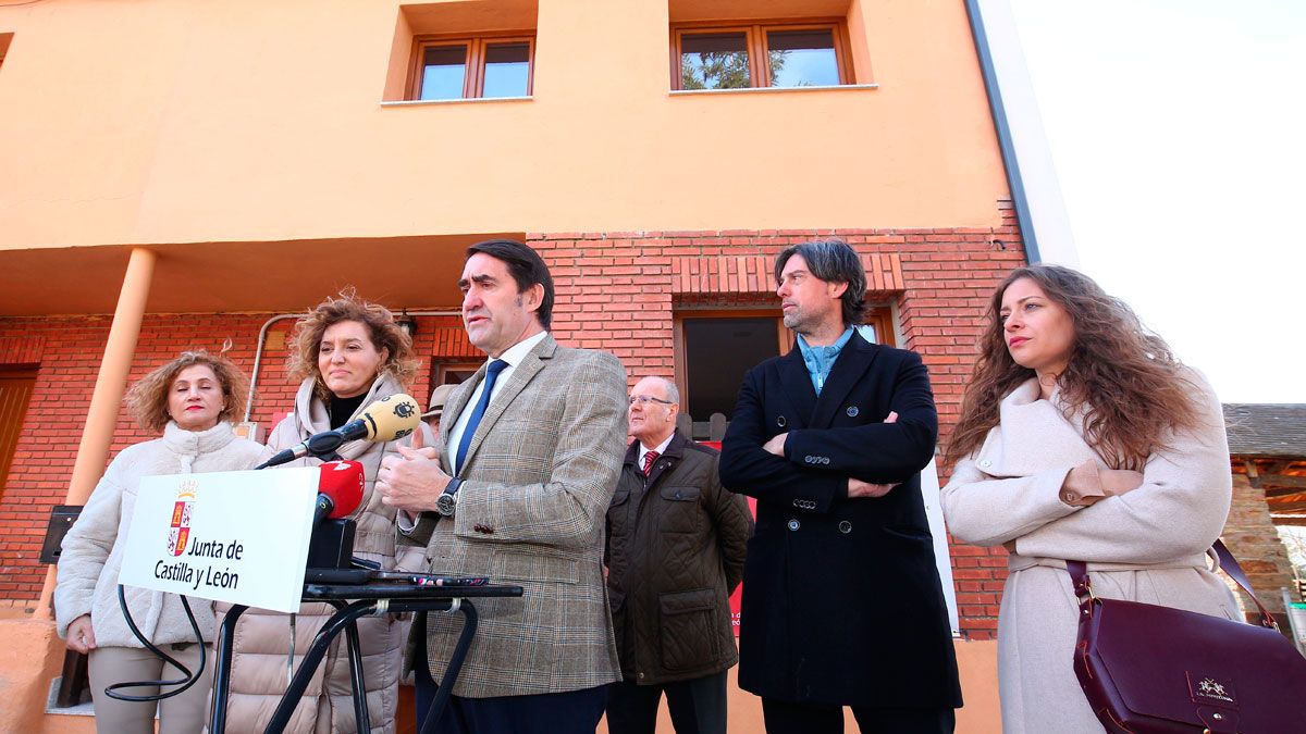 Visita de Quiñones al inmueble rehabilitado de Congosto. | ICAL