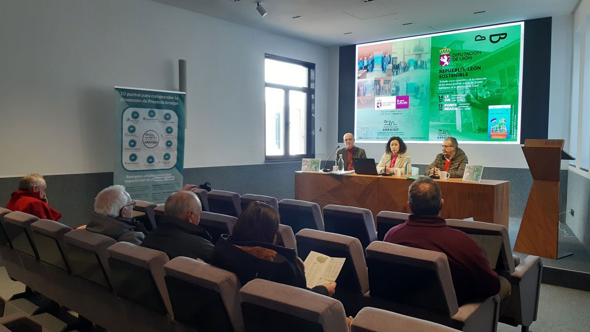 Imagen de la celebración de la jornada celebrada con representantes de ayuntamientos. | L.N.C.