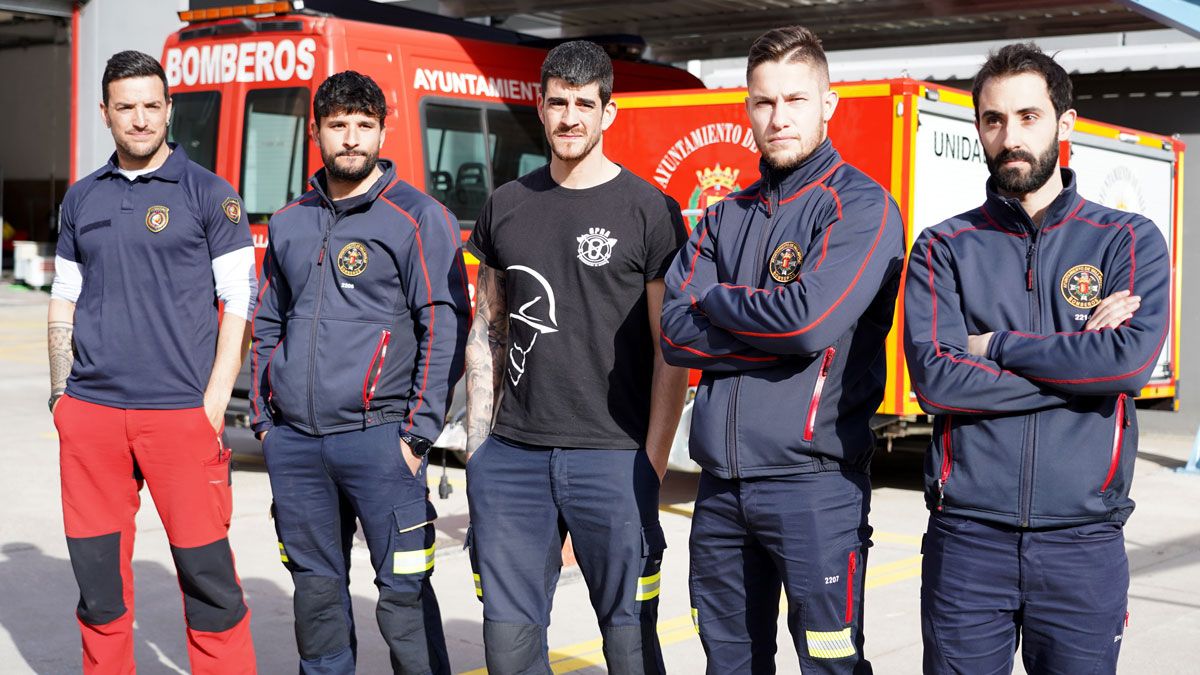 El leonés Víctor Rodriguez, primero por la izquierda, junto con sus compañeros del Parque de Bomberos de Valladolid. | Ical